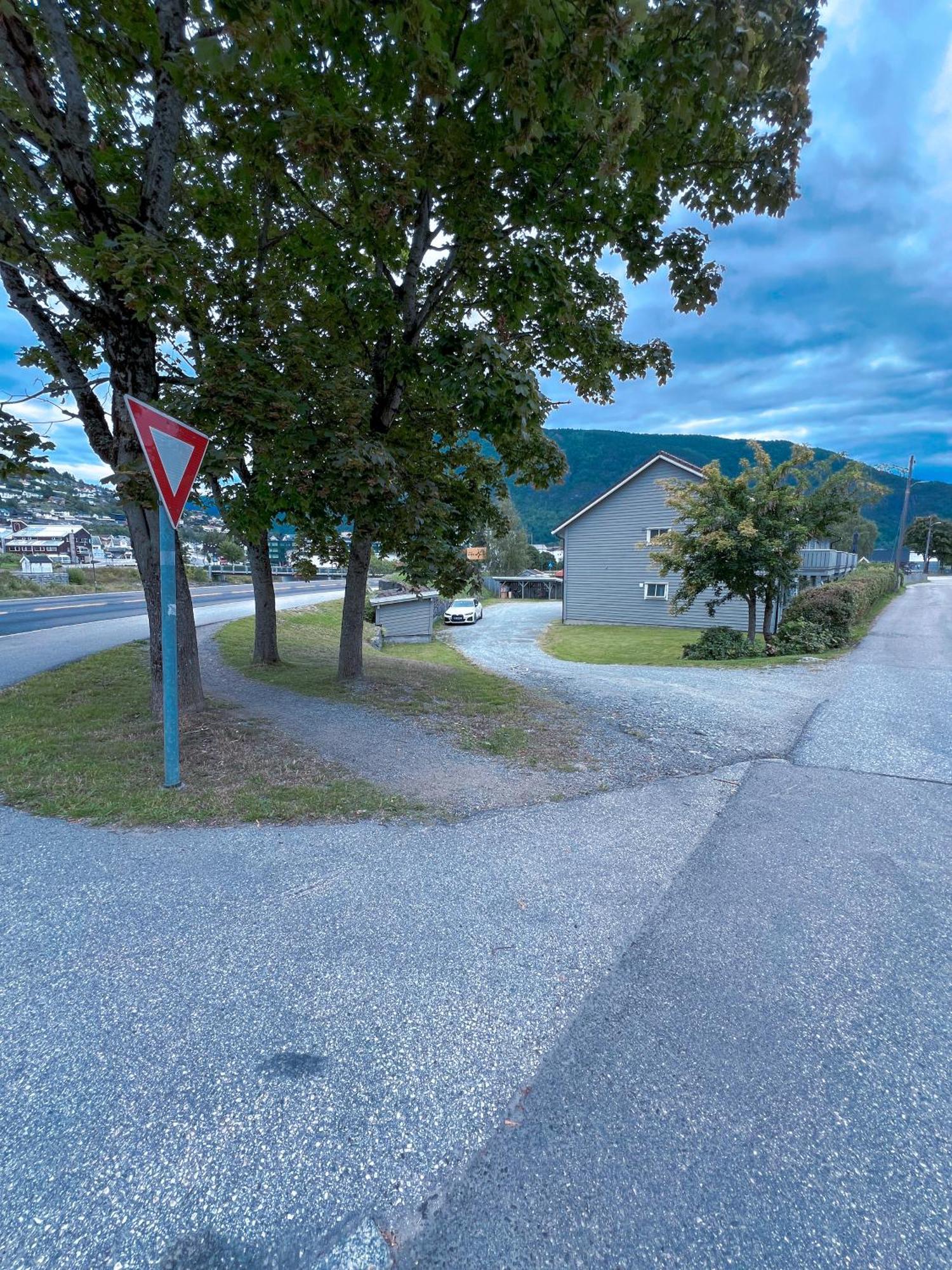 Hotel Privat Rom I Leilighet à Sogndal Extérieur photo